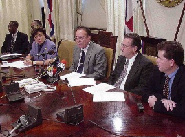 Miguel Pourier tijdens een persconferentie van de Raad van Ministers in 1999 met van links naar rechts collega-ministers Suzy Camelia-Römer, Pourier, Russell Voges en Maurice Adriaens.