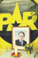 Bij de sede van de PAR is gistermiddag een altaar ingericht ter nagedachtenis aan oud-premier Miguel Pourier. FOTO JEU OLIMPIO 