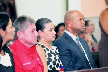 De kerkdienst ter ere van de overleden Venezolaanse president werd bijgewoond door tal van prominenten, waaronder van links naar rechts: Isla-directeur Manuel Medina, de Venezolaanse consul Sonia Alvarado Rossel en de Curaçaose premier Daniel Hodge (PS). 