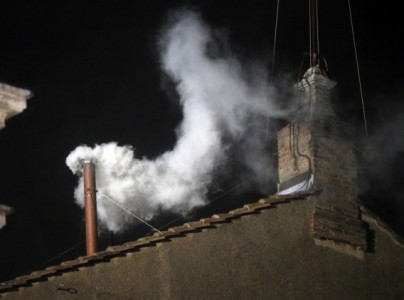 Witte rook verschijnt boven Sixtijnse Kapel – Een nieuwe paus is gekozen. Boven de Sixtijnse Kapel verschijnt de witte rook.