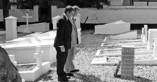 De Amerikaanse consul-generaal James Moore en de Britse consul Anthony Owers leggen een krans bij het monument. FOTO SMEC