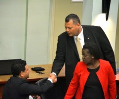 Coalitiepartners Ivar Asjes en Alex Rosario  schudden de hand na afloop van de Statenvergadering-  Foto Persbureau Curaçao. 