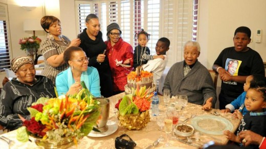Mandela met zijn familie op zijn verjaardag vorig jaar