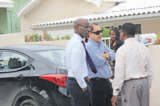Bij de zes huiszoekingen waren ook aanwezig oud-Gevolmachtigde minister van Curaçao en MFK-lid Sheldry Osepa, advocaat Chester Peterson en MFK-lid Amerigó Thodé.