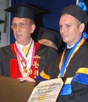 Vittorio de Stefano - eigenaar Caribbean International Universit biedt premier Gerrit Schotte het eredoctoraat 'Doctor Honoris Causa' aan.