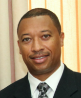 Mr. Everett Wilsoe, ex-Vice Deken en voormalig advocaat bij  Sulvaran & Peterson Lawyers