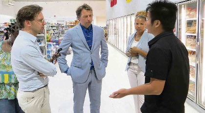Ronald van Raak (SP, links op de foto) en Jeroen Recourt (PvdA) tijdens hun bezoek gisteren aan Bonaire. Hier in gesprek met Tonnie Wu, de manager van de Magic City Supermarket.