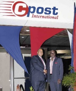 De onthulling van de nieuwe naam werd gedaan door Telecomminister Earl Balborda (PNP) en Cpost International-directeur Franklin Sluis (rechts).