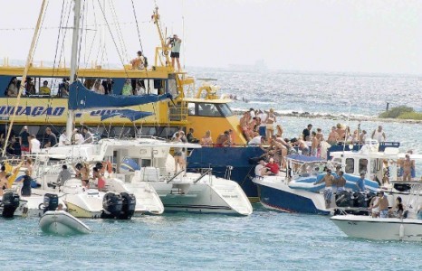 De ferry Krioyo Blue Curaçao raakte stuurloos en raakte hierbij meerdere boten.