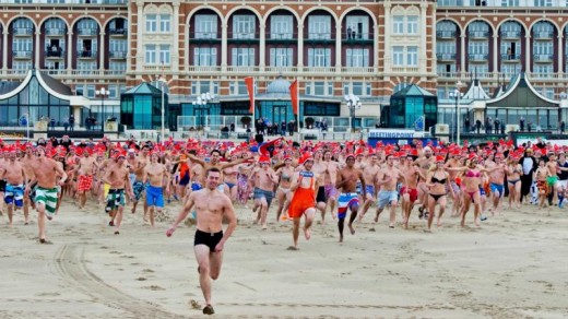 Duizenden mensen rennen in Scheveningen de zee in voor de nieuwjaarsduik  ANP .