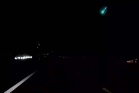 De lichtbal werd door een automobilist met een dashcam vastgelegd - Foto |  Youtube