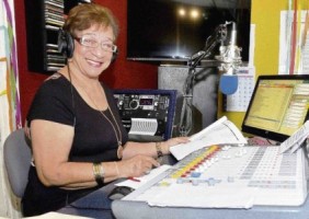 Mirna St. Jago is een van de vaste vrouwelijke stemmen op de lokale radio. Al 55 jaar komt ze via de radio bij mensen de huiskamer binnen. De laatste 45 jaar werkt ze voor Curom Broadcasting (Mi 95) en daarvoor bij Radio Hoyer. De omroepster die voornamelijk muziekprogramma’s presenteert en commercials inspreekt stapte voor de gein bij een radiostation binnen. Ze raakte in de ban van de radiowereld en maakte daarin carrière.