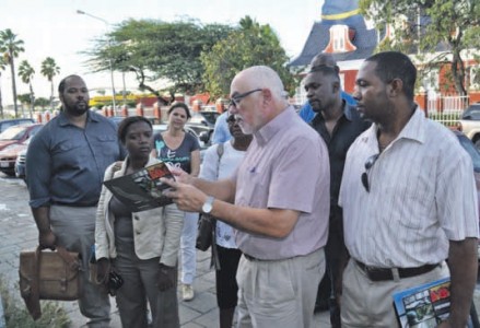 Michael Newton van Monumentenfonds geeft de gasten uit Tobago een uitleg van de ontwikkelingen in Pietermaai Smal. De Curaçaose aanpak wordt door veel landen in het Caribisch gebied als voorbeeld gezien. FOTO’S JEU OLIMPIO