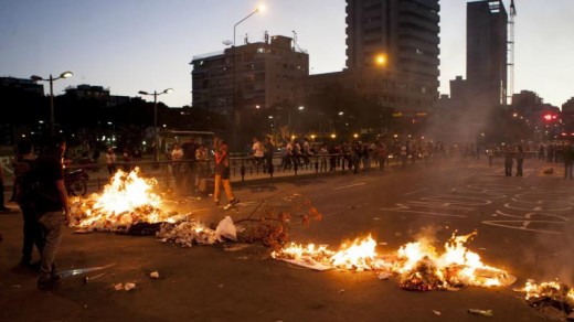 Brandende barricades in de hoofdstad Caracas op vrijdag 21 februari