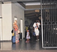 De toeristen in het hotel werden de dupe, zij moesten wachten in een donkere hal. FOTO’S JEU OLIMPIO