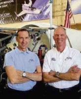 De twee befaamde astronauten en testpiloten van XCOR en SXC, Brian Binnie (l) en Richard Rick Searfoss.