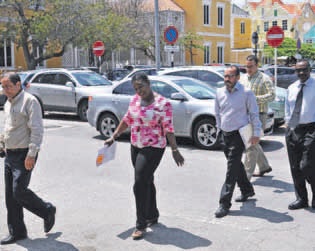 De KFO-advocaten Peterson (links), Sulvaran (midden) en Eustatius (rechts) afgelopen maandag op weg naar de rechtszaal. FOTO JEU OLIMPIO