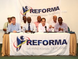 Reforma PR-team, waaronder ex-GevMin Sheldry Osepa (2e linksvoor), Chester Peterson (aan de microfoon) Historicus Max Elstak (linksboven met hoedje), Carlos Monk, Ruphus McWilliam