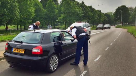 De politie controleert alle toegangswegen tot de Zwolse wijk Holtenbroek RTV Oost