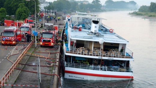 De brandweer probeert het schip boven water te houden Foto |  ©ANP