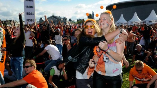 Fans van Oranje vieren de overwinning op Australië