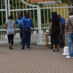 Bezoekers worden gecontroleerd voor aanvang van de zitting - Foto |  Extra Bonaire 