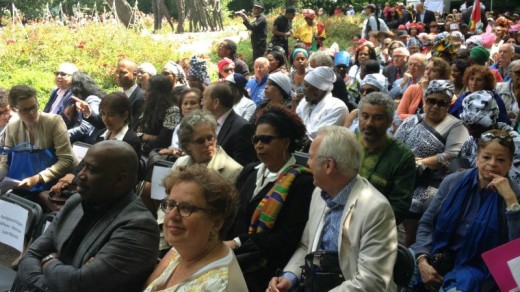 VN-adviseur Verene Shepherd (met zonnebril en gekleurde sjaal) bij de slavernijherdenking