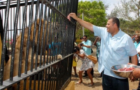 Ivar Asjes voert King in het dierenpark Parke Tropikal