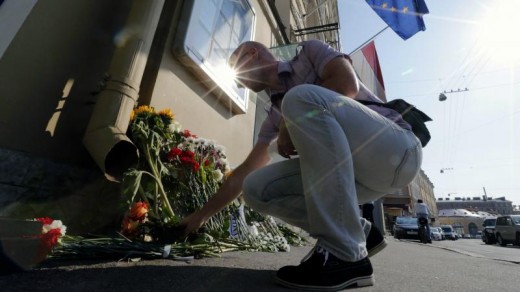 Mensen leggen bloemen voor Nederlands consulaat in St. Petersburg, Rusland EPA .