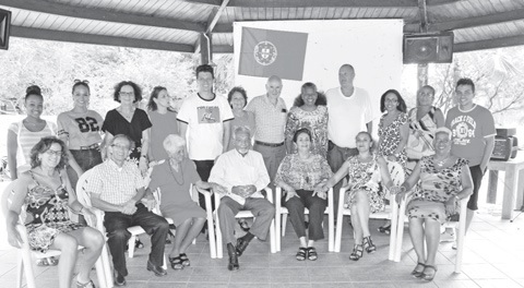 ‘Ban Topa famianan desendiente di Jessurun i Jesurun 4 mei 2014, Curaçao’, achteraan staat Kevin en op de achtergrond de vlag van Portugal waar de voorvaders vandaan komen. FOTO KEN WONG
