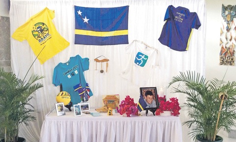 In de kapel waren foto’s en kenmerkende, persoonlijke spullen van Kevin te zien. De T-shirts van Curaçao die de overledene als een ware ambassadeur droeg, waren tentoongesteld. FOTO EL TRIBUTO