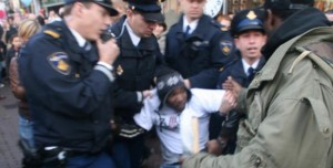 Quinsy Gario bij arrestatie demonstratie tegen Zwarte Piet - Foto |  Siri Venning