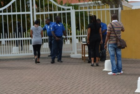 Bezoekers worden gecontroleerd voor aanvang van de pro-forma zitting in juni - Foto |  Extra Bonaire