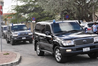 In gepantserde SUV’s werden de verdachten gisteren naar het Stadhuis gereden. FOTO JEU OLIMPIO