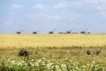 Oekraïense tanks tussen het koren in het dorpje Debaltseve - Foto |  AFP