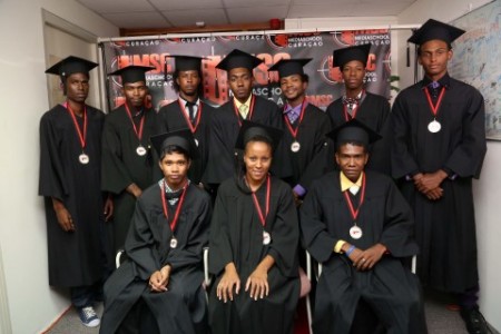 Dertien studenten kregen op 24 augustus hun diploma en certificaat