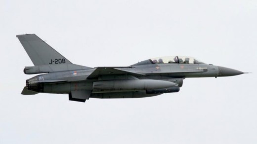 "Dit moet het toestel zijn met Máxima erin want er steeg vandaag maar één tweepersoons F-16 op", aldus de fotograaf © Cor Verheijen .