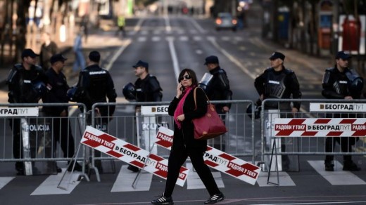 Een voetganger loopt langs een straat die de politie voor de Gay Pride heeft afgezet AFP .