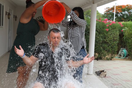 Ook oud-premier Gerrit Schotte deed mee aan de Ice Bucket Challenge - Foto |  Facebook Gerrit Schotte