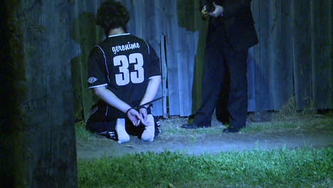 © reuters.  Een man die tijdens de antiterreuroperatie is gearresteerd, knielt op de grond.