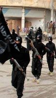 Jihadisten van terreurgroep Islamitische Staat (ISIS) paradeert door de straten van de Syrische stad Raqqa. Foto |  AP