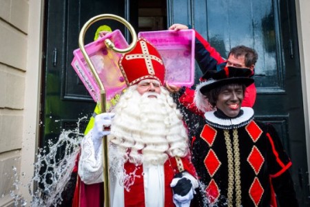 Zwarte Piet en Sinterklaas gaan met hun tijd mee en doen hier zelfs de Ice Bucket Challenge - Foto |  ©ANP