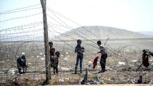 Kinderen wachten totdat ze toestemming krijgen om de Turkse grens over te steken | AFP .