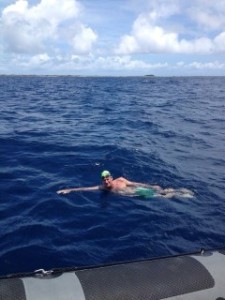 Niko Kluyver en André Nottelman zwommen van Klein Curaçao naar het vasteland van Curaçao