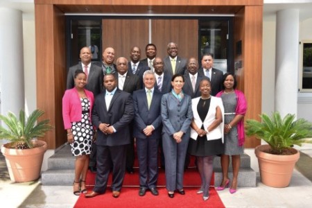 De vijftien nieuwe parlementariërs legden de eed af ten overstaan van gouverneur Eugene Holiday. FOTO SOUALIGA NEWSDAY