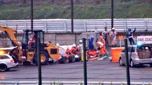 De auto van Jules Bianchi na de aanrijding | twitter.com
