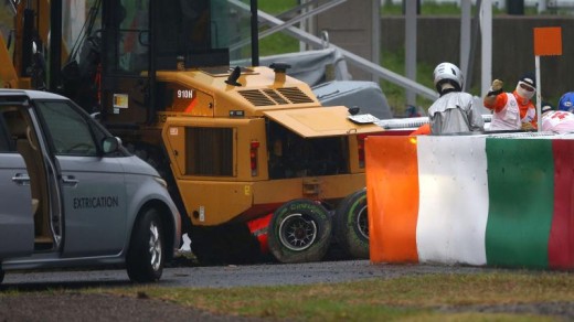 De auto van Jules Bianchi is onder de kraanwagen geschoven | Getty Images.