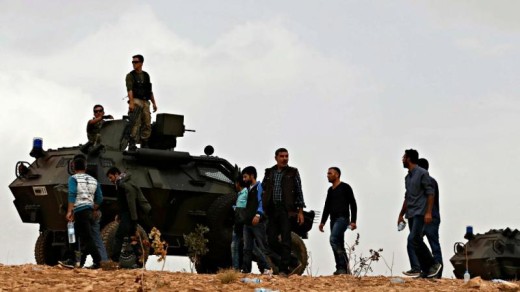 Turken kijken naar de gevechten met IS aan de andere kant van de grens met Syrië | EPA .