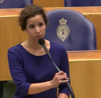 Wassila Hachchi van D66 tijdens het debat over de Kieswet