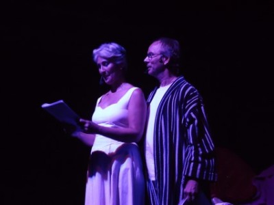 Jean Claude en Marjolein zingen samen een lied.